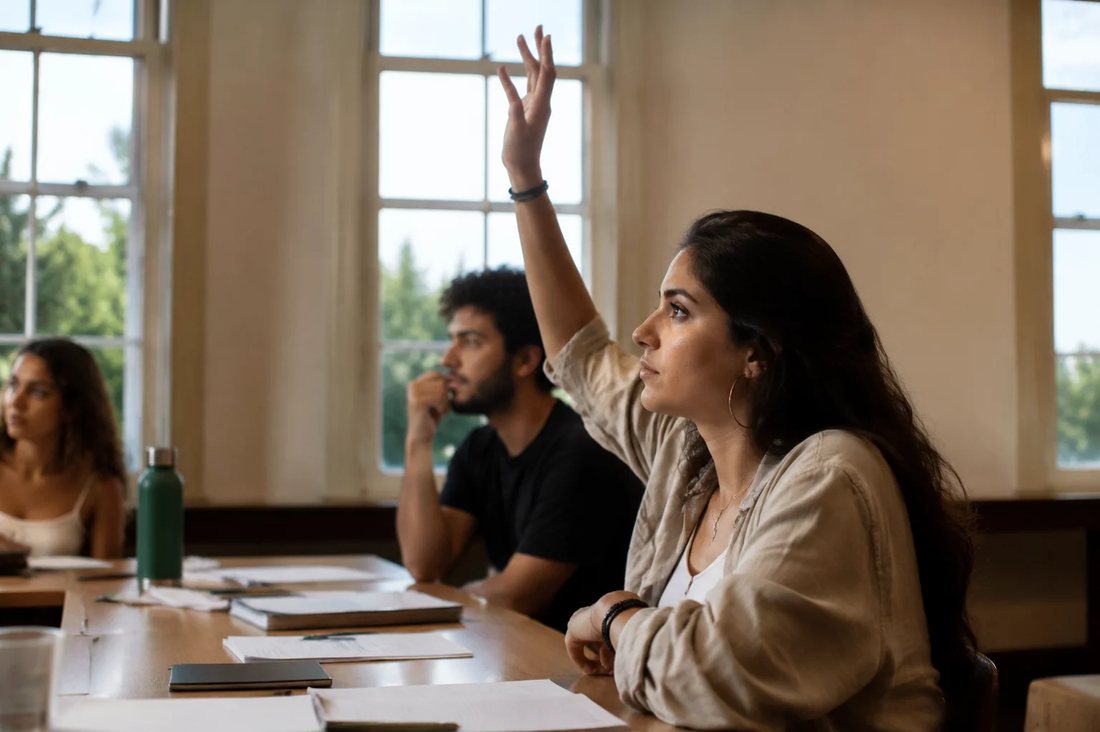 Facilitador em pé apontando para um argumento escrito no quadro durante a sessão